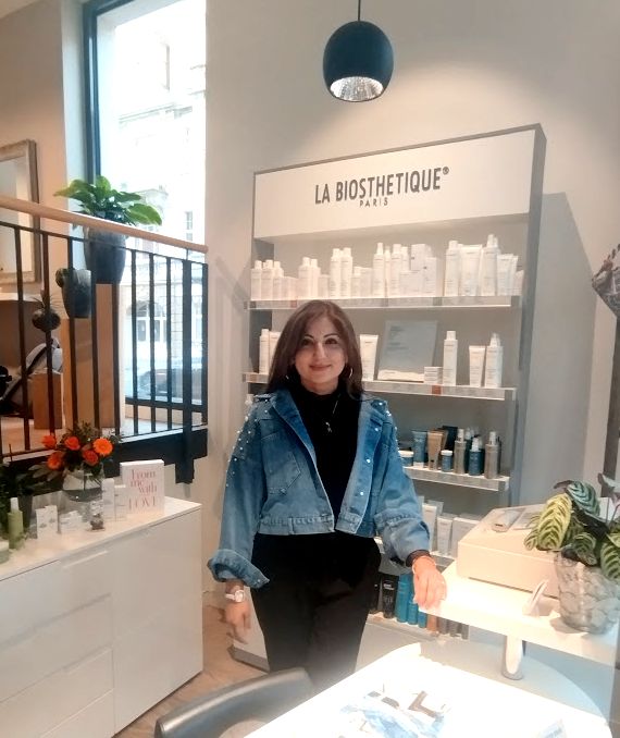 Sehrish Khan vor dem La Biosthétique Regal